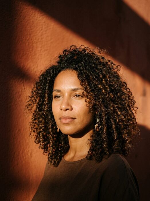 A woman with defined type 3 ringlets